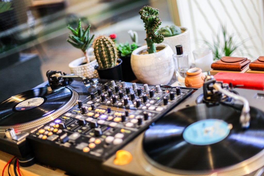下北沢の美容室 Goody BaseではDJブースで音楽を流しています